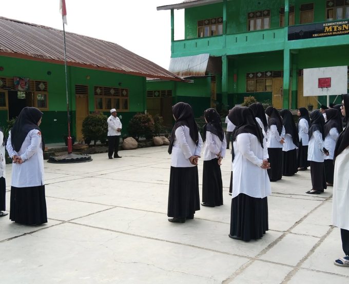 Hari Pertama Masuk Kerja Usai Libur Idul Fitri, ASN MTsN 5 Mandailing Natal Laksanakan  Apel Pagi