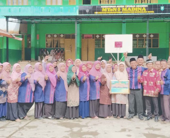 SUASANA HARU SELIMUTI PELEPASAN IBU MURNIATI, S.Pd.I, GURU SENIOR MTsN 5 MANDAILING NATAL