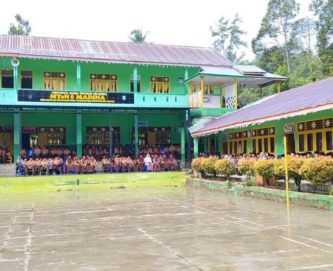 SATU HATI SATU DOA: MTsN 5 Mandailing Natal Gelar Doa Bersama dan Sholawat Narriyah untuk Dukung Kontingen Mandailing Natal di OMI Tingkat Provinsi