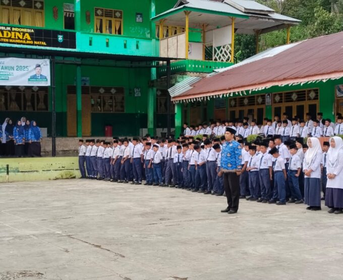 MTsN 5 Mandailing Natal Rayakan Hari Pahlawan: Guru dan Siswa Bersatu dalam Semangat Nasionalisme