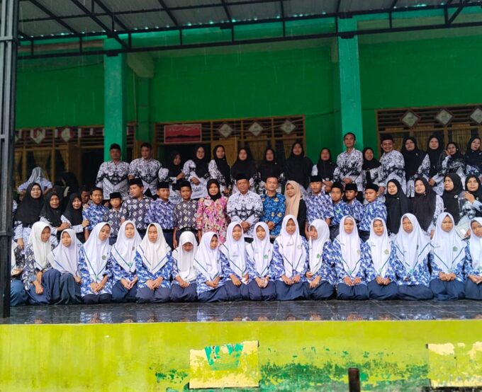 Kasih Guru Mengalir Seperti Hujan: Santunan Anak Yatim Warnai Hari Guru di MTsN 5 Madina