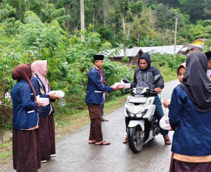 Ramadhan Vibes: OSIM MTsN 5 Mandailing Natal Turun ke Pasar Berbagi Takjil