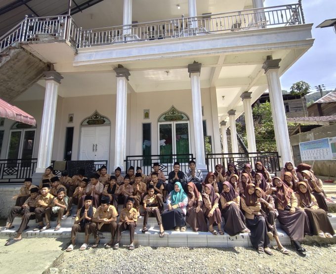 Ramadhan Mode On! Siswa MTsN 5 Mandailing Natal Turun Tangan Bersihin Masjid